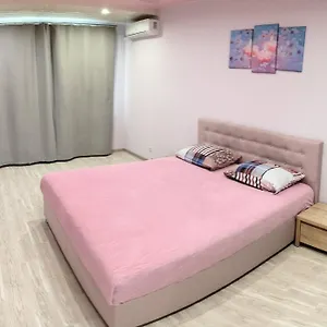 https://apartment-near-metro-pozniaky.hotels-of-kiev.com